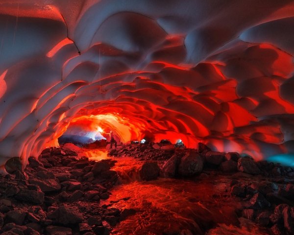 снежные туннели, мутновский вулкан, камчатка