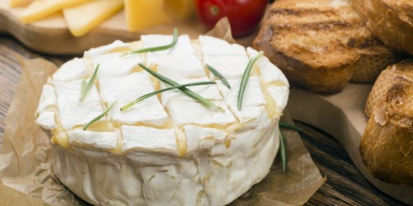 Камамбер, запечённый с чесноком и розмарином