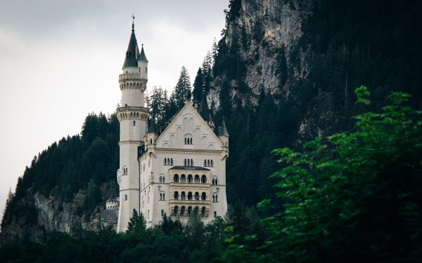 zamok-okna-bashni-gory-derevya