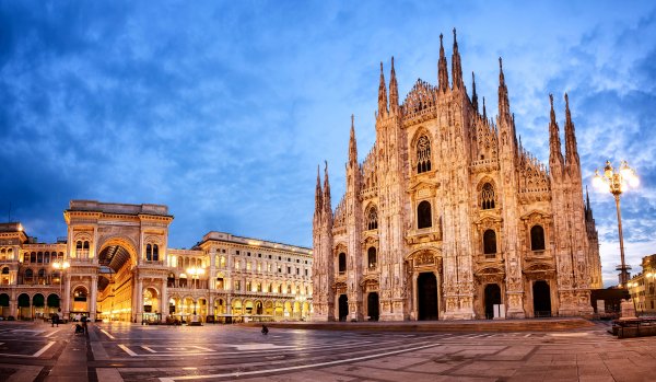 italiia-milan-cathedral-sobor-ploshchad-arkhitektura-vecher