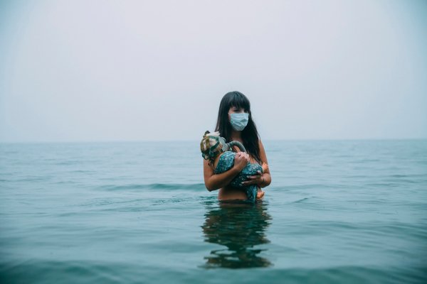 Lichon-devushka-v-vode-kukla-protivogaz-poviazka-maska