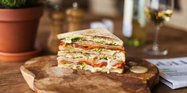 Сочный сэндвич с индейкой и маринованным огурцом
