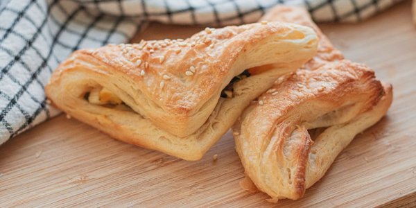 Слоёные треугольнички с луком и яйцами
