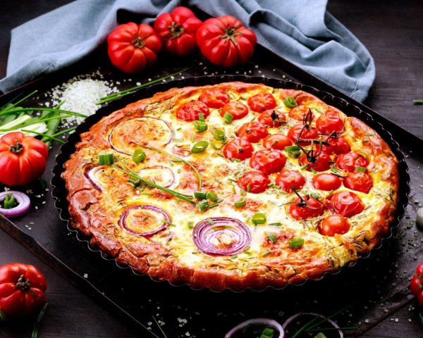 Food Pizza Pizza with tomatoes and onions on a tray wit