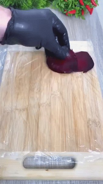 Свекольный рулет с селёдкой