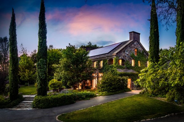 priroda-peizazh-dom-osobniak-sad-park-derevia-vecher