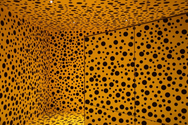 Yellow-black-dots-pattern-room