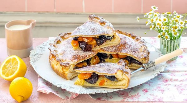 Пирог с курагой, черносливом и лимоном
