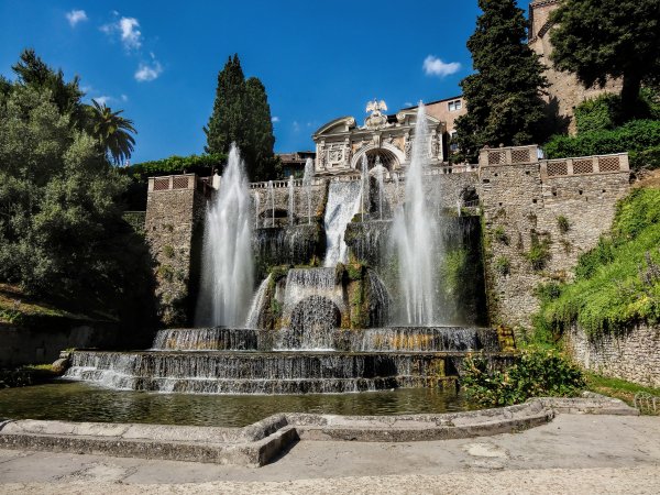 Italiya-tivoli-park-sad-fontan