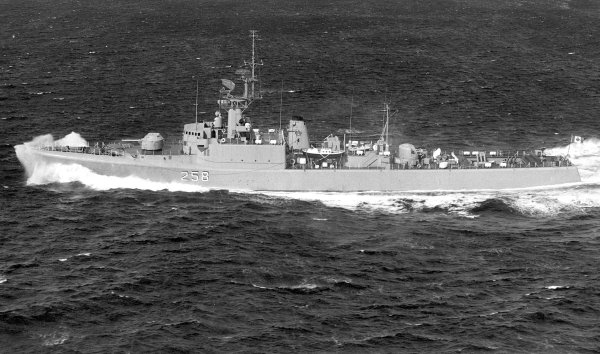 IMG viter59 HMCS Cootenay