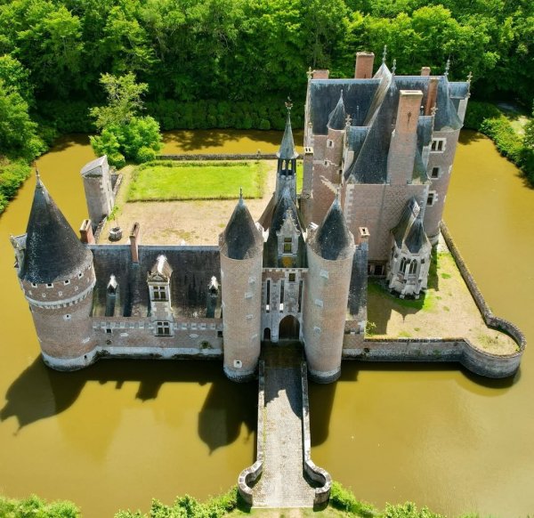 ЗАМОК ШАТО ДЮ МУЛЕН