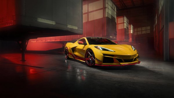 11-08-yellow-chevrolet-corvette-z06-in-the-red-light