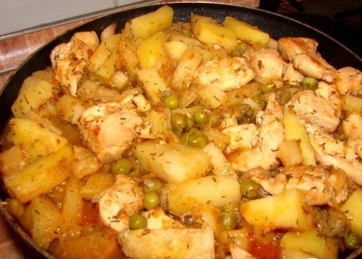 Жаркое из курицы с картофелем и горошком