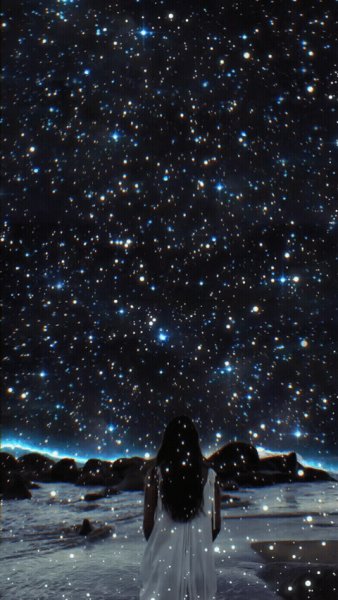 Девушка идет по берегу (видео)