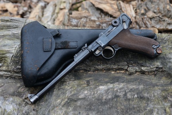 Kobura-parabellum-pistolet-liugera