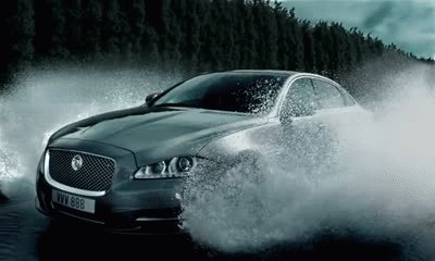 Jaguar XJ едет по воде