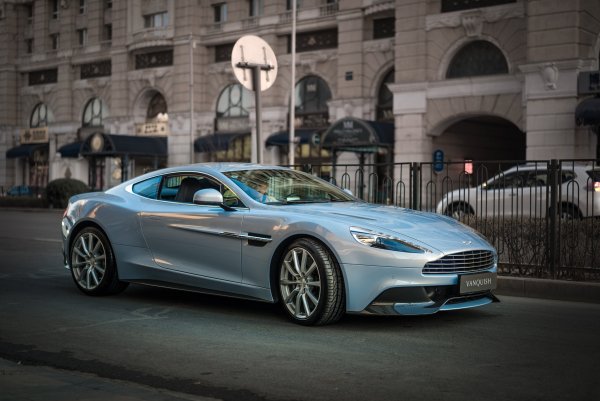 Aston-martin-vanquish-car-1