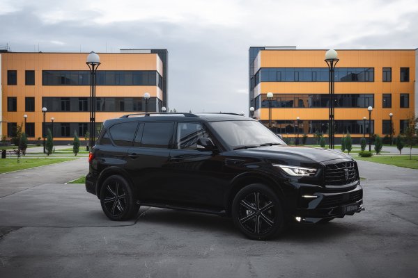 qx80-infiniti-obves-chiornyi-avto