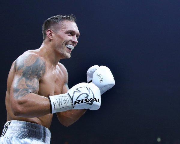 Boxer Alexander Usik on gloves in the ring 133634 10