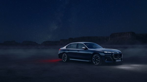 12-31-bmw-760i-xdrive