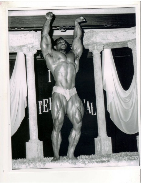 Bodybuilder-Mr-Olympia-SERGIO-OLIVA-Bodybuilding-Photo