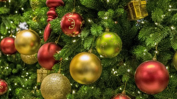 elochnye igrushki shary elka novyj god rozhdestvo raznotsvetn