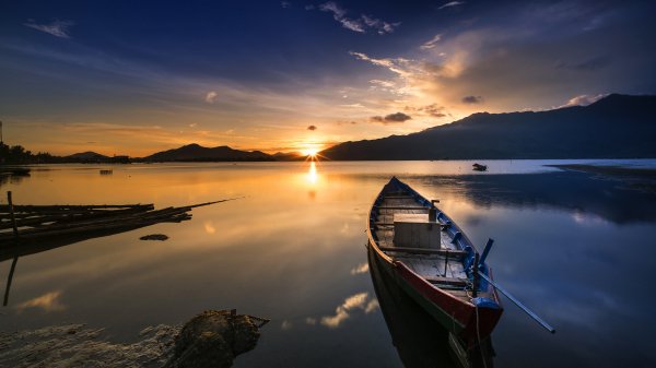 Lodka-zakat-vecher-vodoem-peizazh-priroda