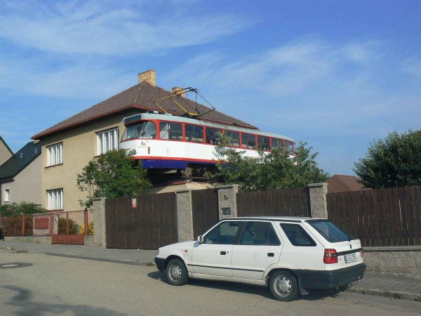 Необычная чешская архитектура. Дом с трамваем