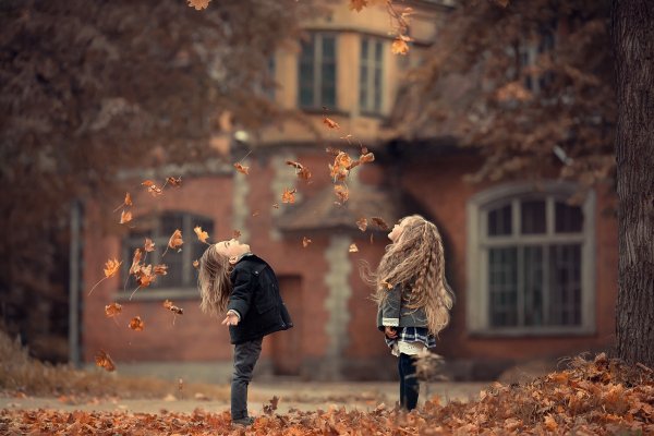 Autumn-leaves-cold-girls