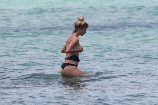 vika-bonya-toples-18