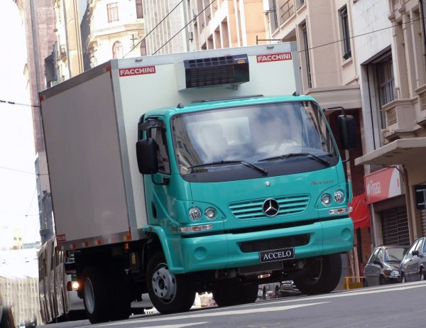 MERCEDES-BENZ ACCELO 715С (2003г.)