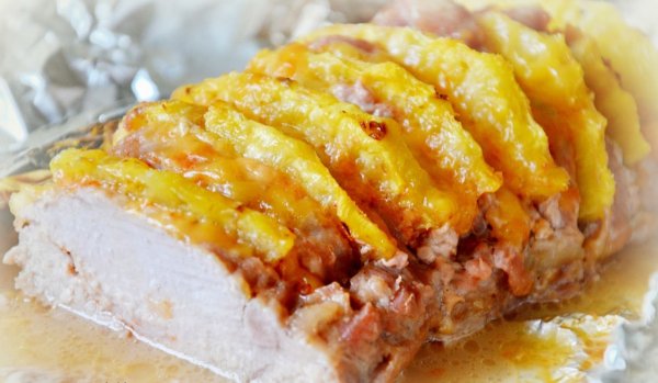 Свинина, запеченная с ананасами и сыром
