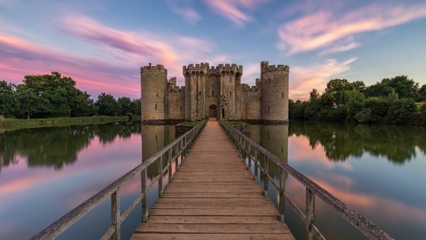 bodiam-castle-zamok-most-angliia-east-sussex