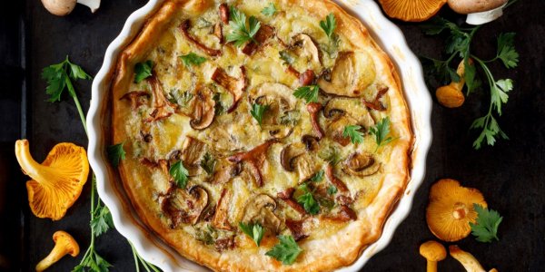 Открытый пирог с лисичками и курицей