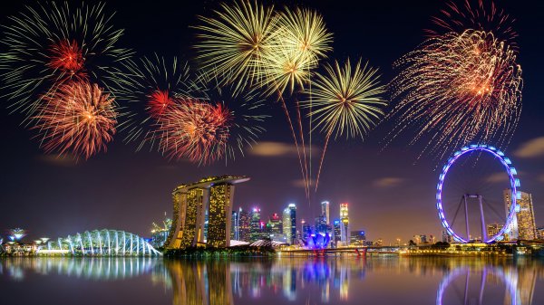 singapur-aziia-gorod-megapolis-zdaniia-feierverk-noch-ogni-p