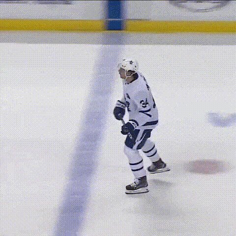 Подал клюшку)