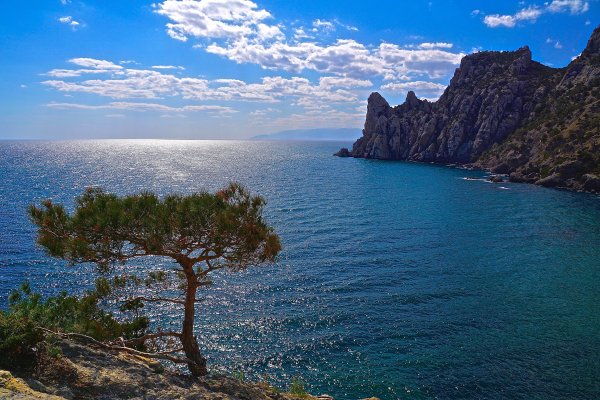 Krym-ialta-more-poberezhe-skaly-derevia-nebo-solntse-gorizon