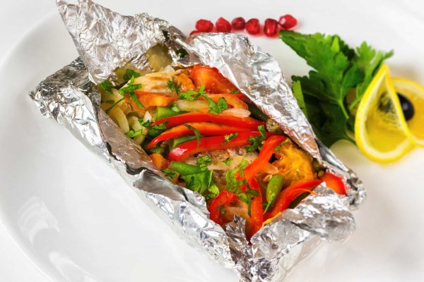 Рыба, запеченная в фольге с овощами