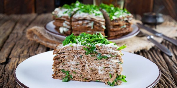 Простой торт из куриной печени с майонезом и чесноком