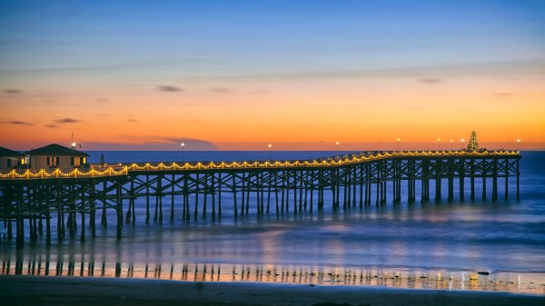 CrystalPier ROW3716949371 UHD