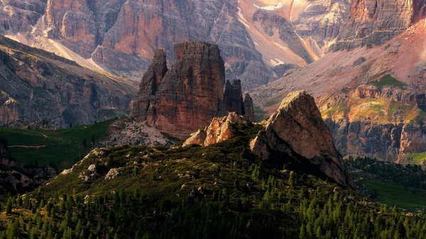 Gory-dolomity-italiia-kamni-skaly-vysota