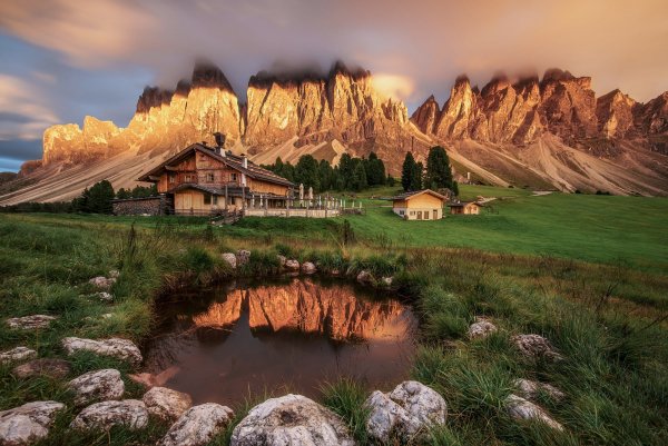 italiia-priroda-peizazh-gory-dolomity-vodoiom-trava-kamni