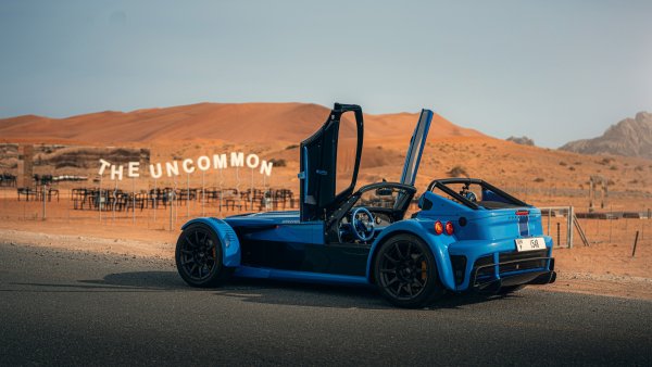 Donkervoort-f22-bare-naked-donkervoort-blue