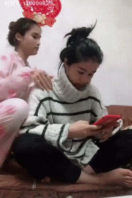 Симпатичная девушка делала массаж подруге, закончилось всё не