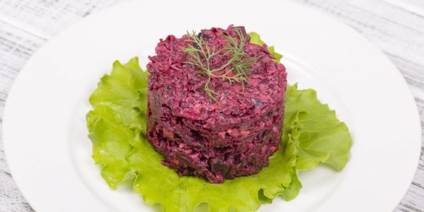 Салат с говядиной, свёклой и грецкими орехами