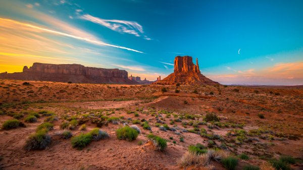 Ssha-dolina-monumentov-skaly-obrazovani-gory-pustynia-kustar