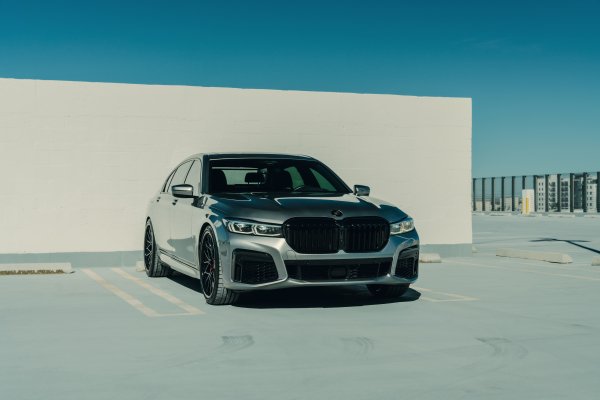 Bmw-760li-g12r-sight-side-parking-sky-clouds-luxure