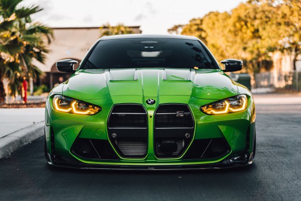 Bmw-m4-g82-front-face-sight-light-road-green