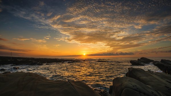 More-zakat-solntse-kamni-bereg