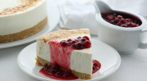 Медовый чизкейк с клюквенным соусом
